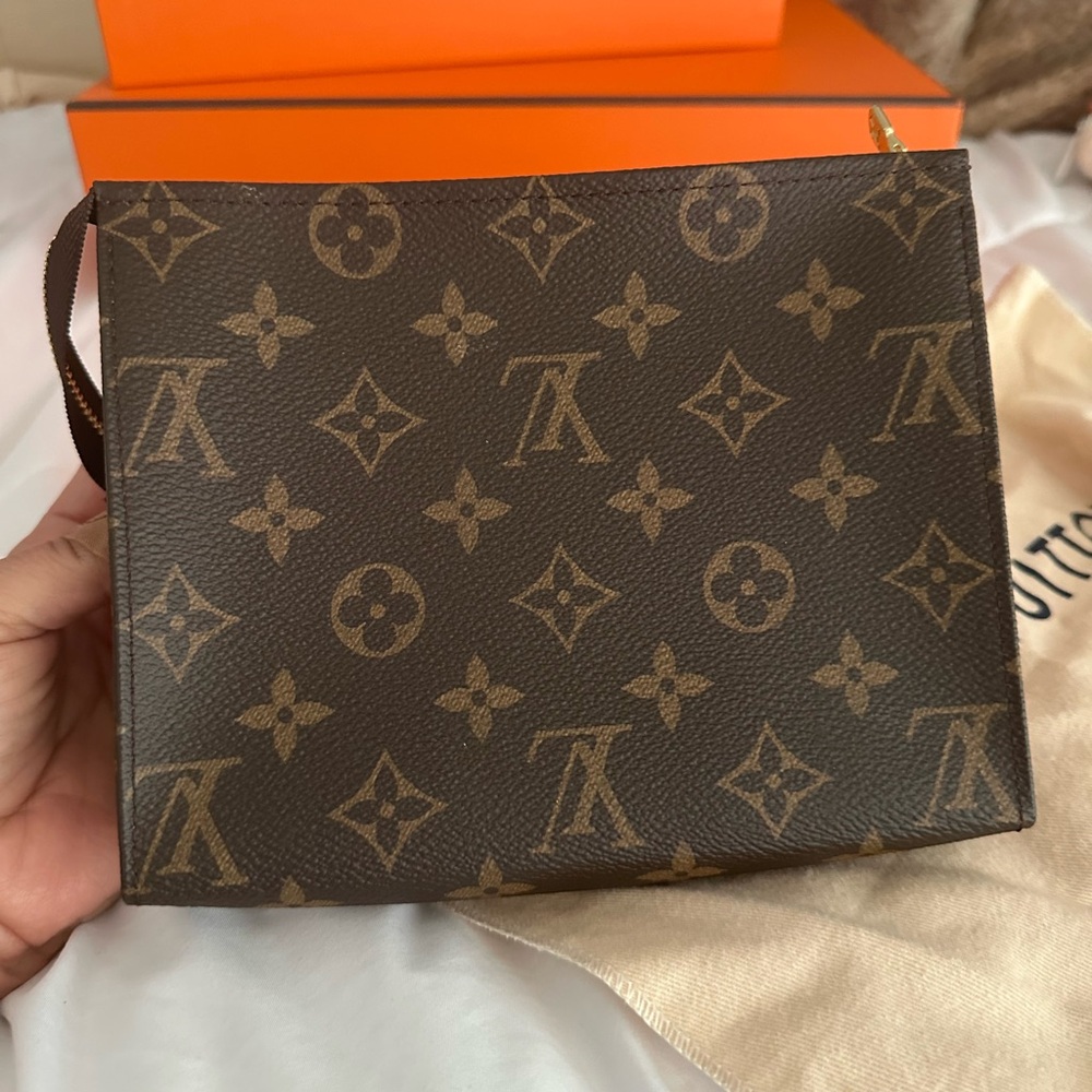 Louis Vuitton Monogram Toiletry 19